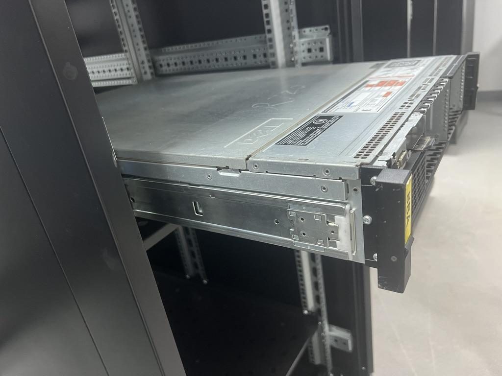 Tool-less sliding rail fitted to a Dell PowerEdge R720 chassis (customer validation)