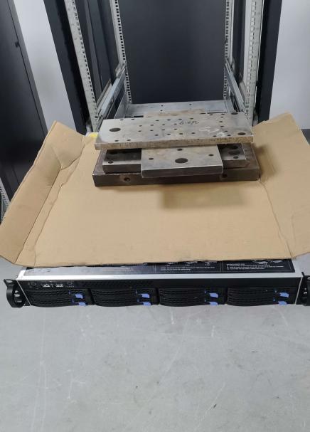 MS-FMR-2U-100: Test load on the 2U chassis, front view